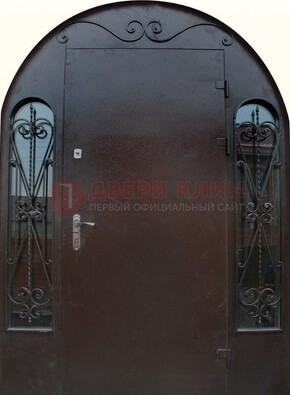 Арочная дверь со стеклом и ковкой ДА-16 под старину в Тихвине