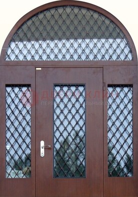 Крепкая стальная арочная дверь со стеклом и ковкой ДА-21 в Тихвине
