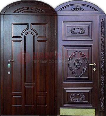 Стильная железная арочная дверь с декоративным элементом ДА-24 в Тихвине