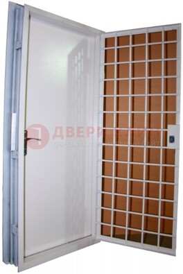 Белая стальная бронированная дверь с нитроэмалью ДБ-7 в Тихвине