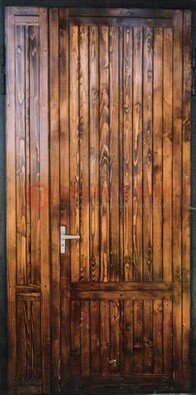 Коричневая металлическая дверь с евровагонкой ДЕ-10 в Тихвине