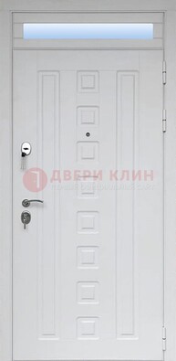 Белая металлическая дверь с фрамугой для коттеджа ДФГ-21 в Тихвине