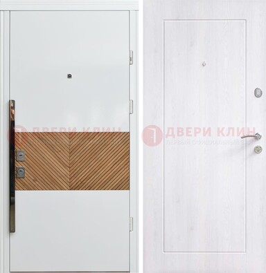 Белая железная дверь МДФ горизонтальной вставкой ДМ-265 в Тихвине