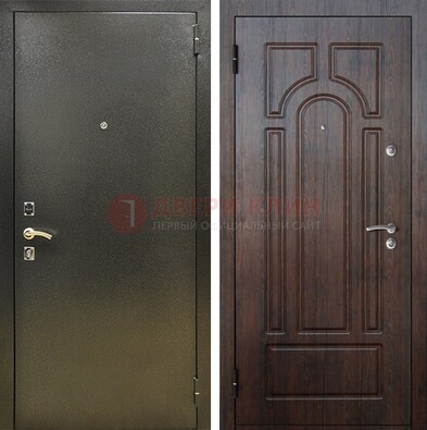 Железная темно-серая дверь с порошковым напылением и МДФ Тисненый орех ДП-275 в Тихвине