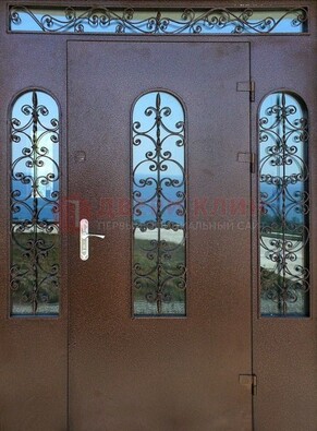 Железная парадная дверь со стеклом и ковкой ДПР-16 для общественных зданий в Тихвине
