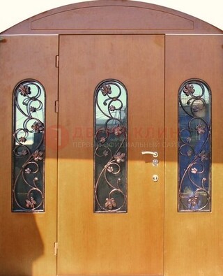 Парадная дверь со стеклянными вставками и ковкой ДПР-28 в общественное здание в Тихвине