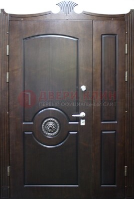 Коричневая парадная дверь с украшением ДПР-52 с утеплением в Тихвине