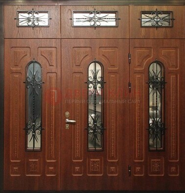 Парадная дверь с металлическими вставками и ковкой ДПР-72 в дом в Тихвине