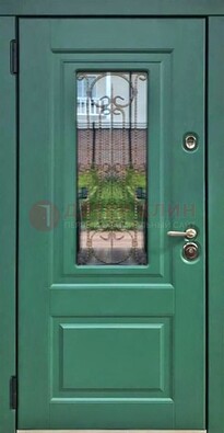 Зеленая металлическая дверь со стеклом и ковкой ДСК-113 в Тихвине