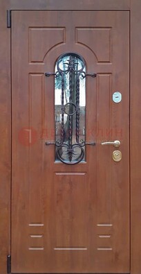 Темная железная дверь со стеклом и ковкой в коричневом цвете ДСК-154 в Тихвине