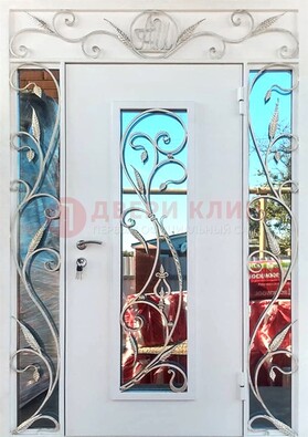 Белая входная дверь порошок со стеклом и ковкой ДСК-165 в Тихвине