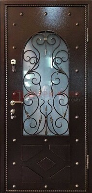 Влагостойкая дверь со стеклом и ковкой с декором ДСК-37 в Тихвине