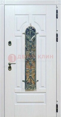 Белая остекленная металлическая дверь с ковкой ДСК-98 в Тихвине