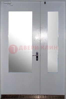 Белая  тамбурная дверь со стеклянными вставками ДТМ-18 в Тихвине