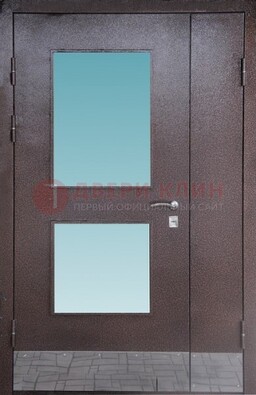 Коричневая тамбурная дверь со стеклянными вставками ДТМ-21 в Тихвине