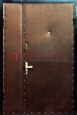 Коричневая тамбурная дверь с оформлением ДТМ-40 в Тихвине