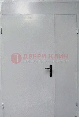 Белая металлическая тамбурная дверь ДТМ-5 в Тихвине