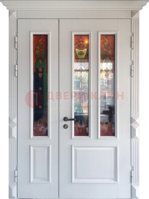 Белая полуторная металлическая дверь с витражом ВЖ-12 в Тихвине