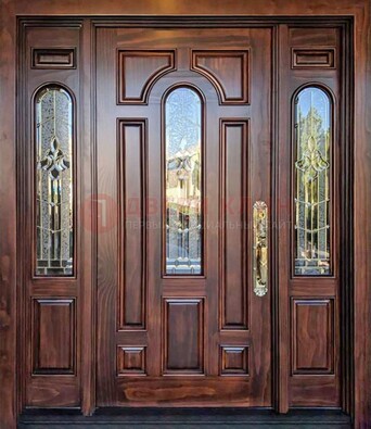 Железная классическая дверь с массивом дуба и витражом ВЖ-18 в Тихвине