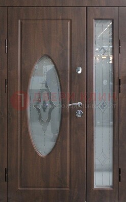 Коричневая двухстворчатая железная дверь с МДФ и витражом ВЖ-33 в Тихвине